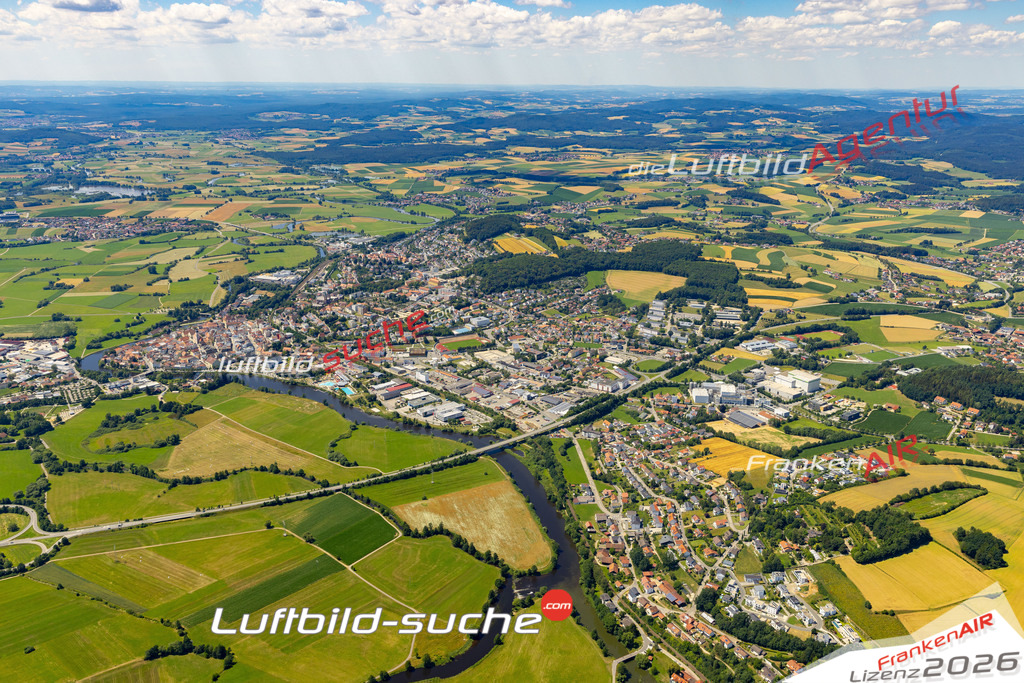 Das Luftbild der Stadt Cham wurde 2022 vom Flugzeug heraus erstellt (keine Drohnen-Aufnahmen) Aufnahmehöhe ca.450 Meter- hohe Bildauflösung und Druck-Qualität. Garantiert!