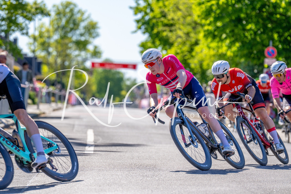 Spurt in den Mai 2026 - Großer Preis der Sparkasse Neuss | Annual one-day road cycling race "Großer Preis der Sparkasse Neuss" held in Büttgen, Germany, organized by VfR Büttgen 1912 e.V. The event features multiple races across all age categories from U11 youth to Elite men. - Realisiert mit Pictrs.com