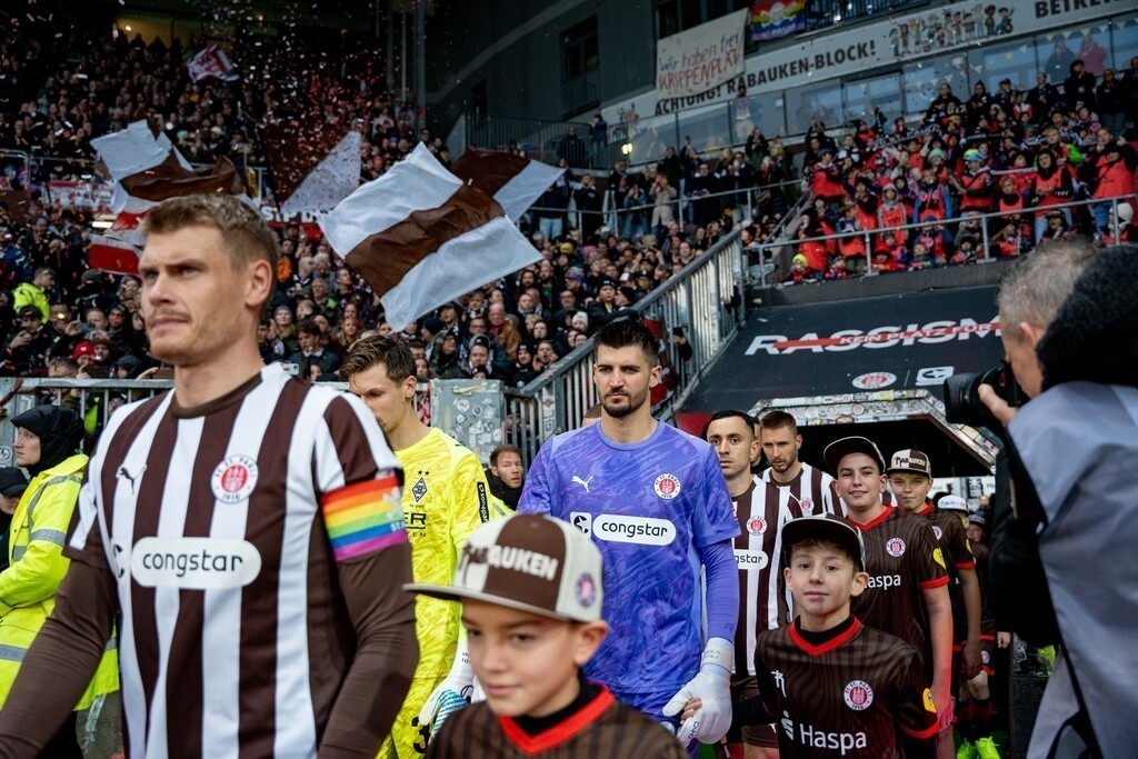 FCP09468 | Der offizielle Shop für FC St. Pauli Fotos. Wähle aus Spielszenen & Fanmomenten dein FCSP Wunschformat. Wir liefern Millerntor-Atmosphäre.