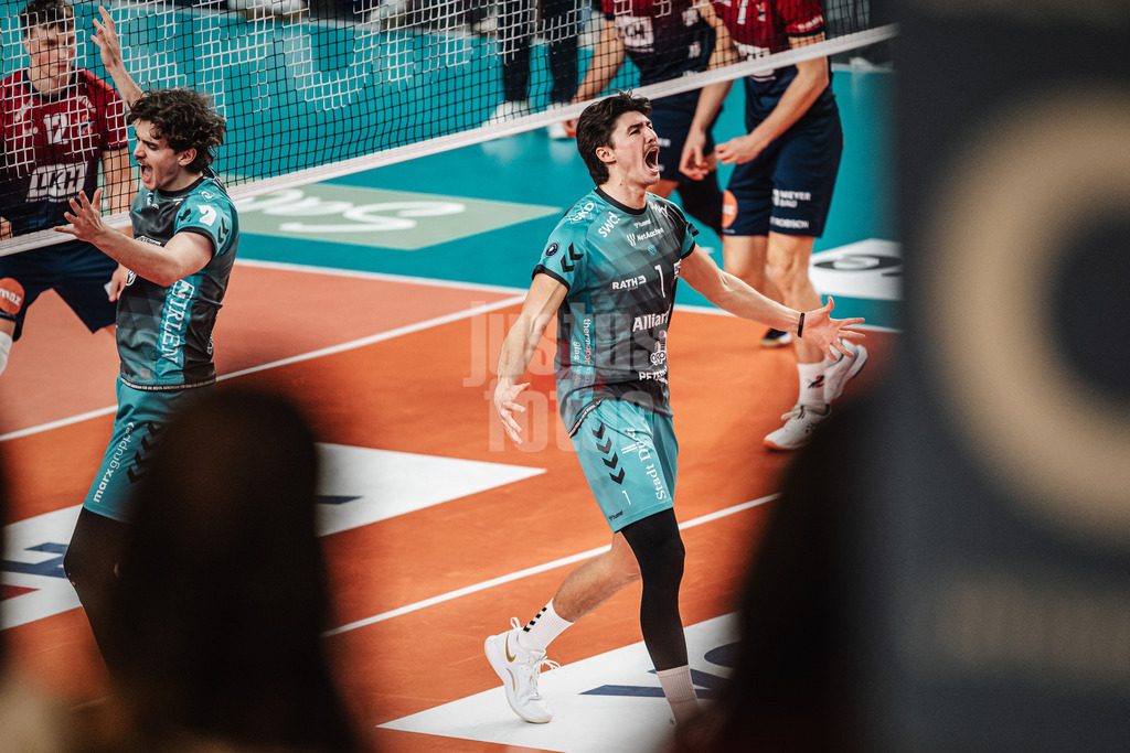 Volleyball | Herren | Saison 2025/2026 | 1. Volleyball Bundesliga Männer | DVV Pokal Halbfinale | SVG Lüneburg vs. SWD powervolleys Düren | 16.12.2025 | Jubel Düren v.l. Robin Baghdady (#8, SWD powervolleys Düren) und swd01