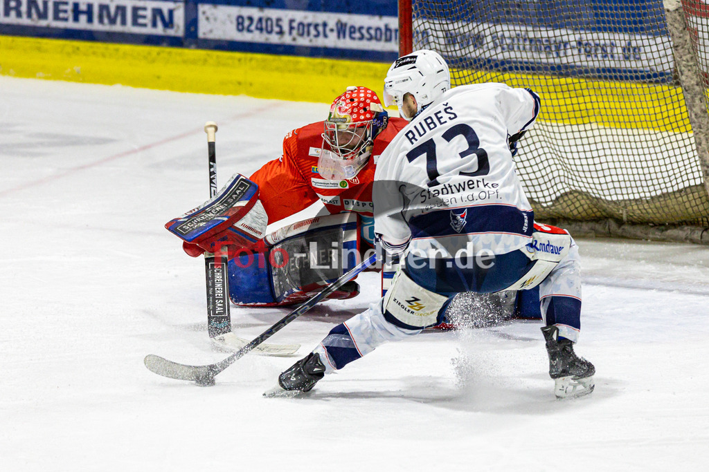 EC Peiting vs Blue Devils Weiden | Eishockey Oberliga Süd 2023/2024, EC Peiting vs Blue Devils Weiden, 20240126,
Penalty Tomas RUBES (BDW 73),
2024-01-26 in Peiting (Eisstadion)
32 Andreas MAGG (ECP Goali 32), 73 Tomas RUBES (BDW 73)
Copyright: WolfgangxLindner foto-lindner.de