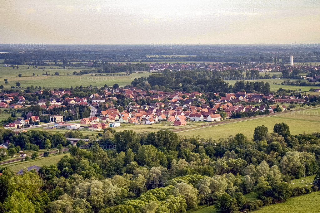 Luftbild: Ortsansicht von Nordwesten in Roppenheim im Bundesland Bas-Rhin in Frankreich. – Foto: IMG_2424.jpg vom 04.06.2006 durch Werner Riehm/FLY-FOTO.de – Auflösung des Originals: 3456 x 2304 px