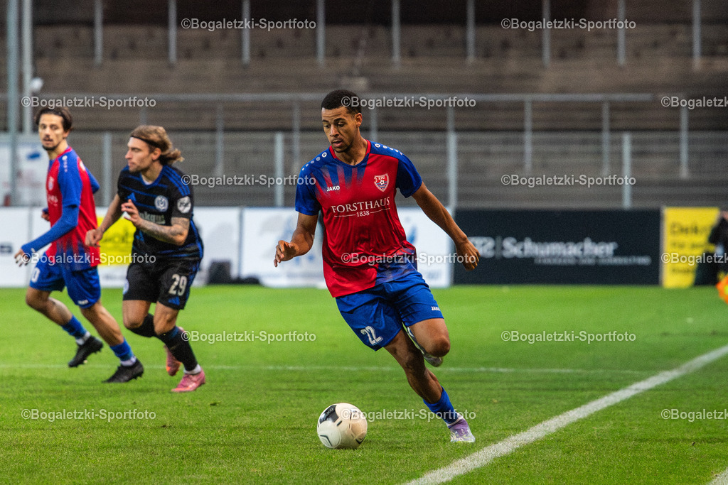 Noah Tomson | 15.10.2025, Fußball, Niederrheinpokal, 3.Runde, KFC Uerdingen - MSV Duisburg: Noah Tomson treibt den Ball nach vorne - Realisiert mit Pictrs.com