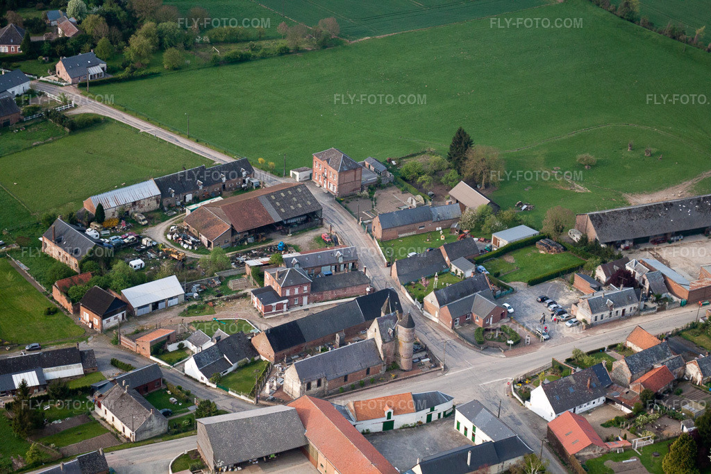 Aerial view: View of the town in Monceau-sur-Oise in the state Aisne, France. – Photo: IMG_39988.jpg taken on 04/17/2011 by Werner Riehm/FLY-FOTO.com – Resolution of the original: 4752 x 3168 px