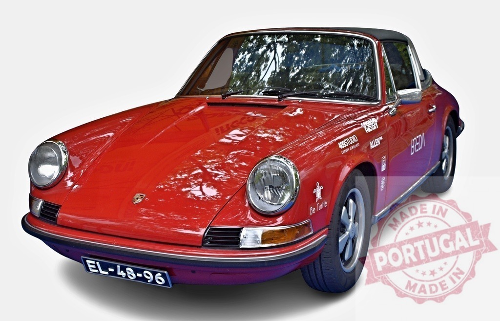Red Porsche 911 Targa shining parked under a tree | Classic red Porsche 911 Targa parked under a tree, reflecting the surrounding nature on its polished surface - Realisiert mit Pictrs.com
