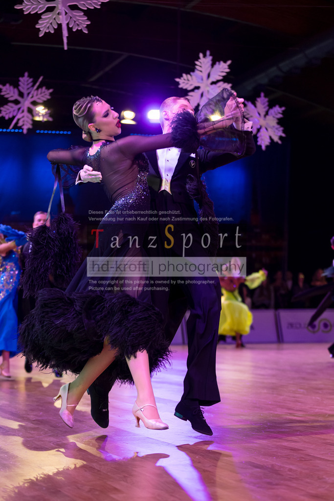 20241215_WDSF_Int_Open_Std-Riga-8950 | Tanzsportbilder, Standardtanz, Lateintanz, WDSF, DTV, LTVB, dancecomp, goc, hessen tanzt, blaues band der spree, walzer, tango, wiener walzer, slowfox, quickstepp, samba, rumba, cha-cha-cha, paso doble. jive, hd-kroft photography, turniertanzsport