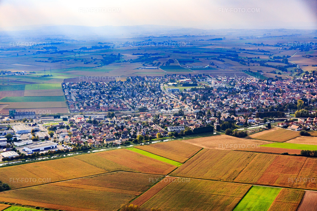 Aerial view: View of the town from the east in Vendenheim in the state Bas-Rhin, France. – Photo: IMG_074117.jpg taken on 10/04/2014 by Werner Riehm/FLY-FOTO.com – Resolution of the original: 5472 x 3648 px