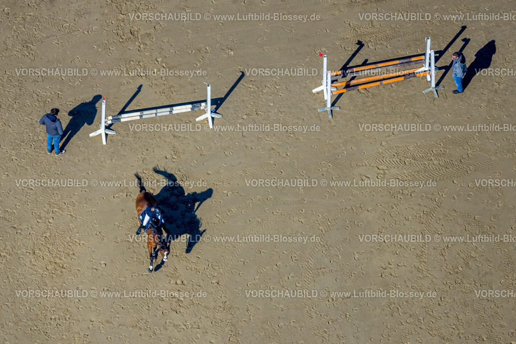 Kamen230406076 | Luftbild, Reitverein Kamen, Reitschule Astrid Kley, Springreiten, Hindernis Parcours, Schattenwurf, Kamen, Ruhrgebiet, Nordrhein-Westfalen, Deutschland