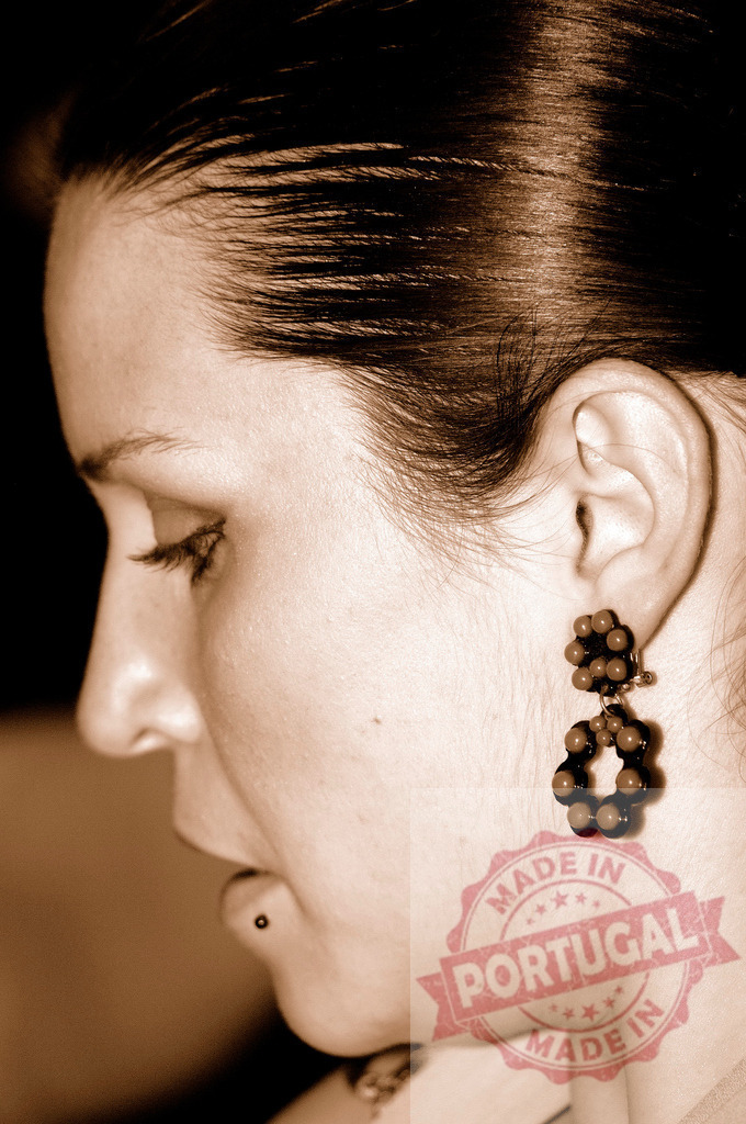 Young woman wearing lip piercing and earring portrait | Woman side profile with dark hair and sepia tone pondering - Realisiert mit Pictrs.com