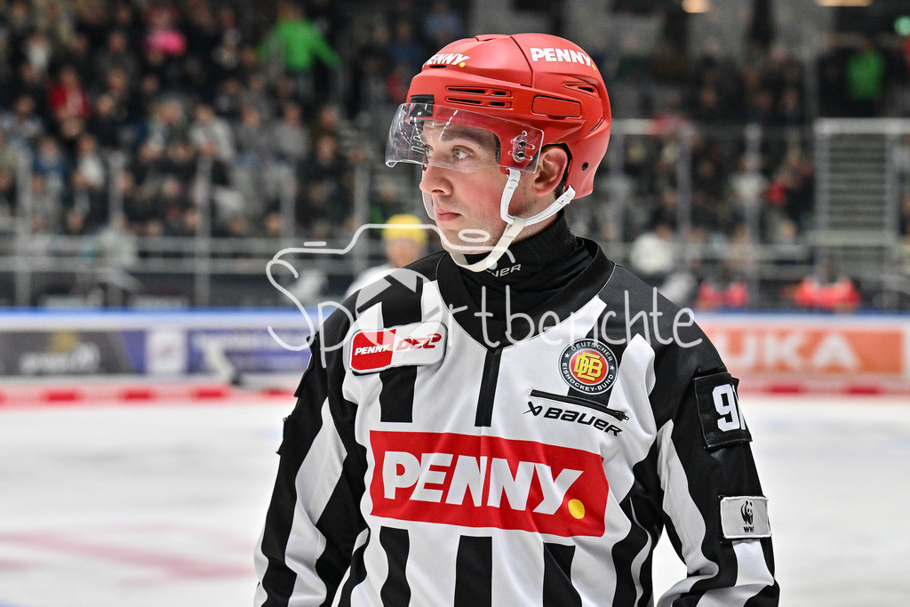 Augsburger Panther - Löwen Frankfurt | im Bild Linienrichter Tobias SCHWENK / Freisteller / einzelfoto / DEL: Augsburger Panther - Löwen Frankfurt, Curt Frenzel Stadiom am 11.10.2024