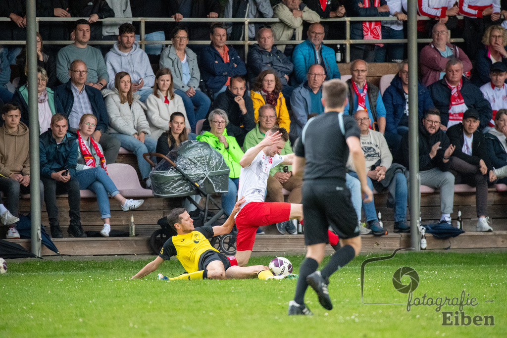 1. FC Ohmstede-SVE Wiefelstede | Herren Kreispokalfinale Jade-Weser-Hunte; 1.FC Ohmestede (gelb) - SVE Wiefelstede (weiß) am 16.06.2024; in Obenstrohe (Plaggenkrugstraße), Photo: Philip Eiben 2024 - Realisiert mit Pictrs.com