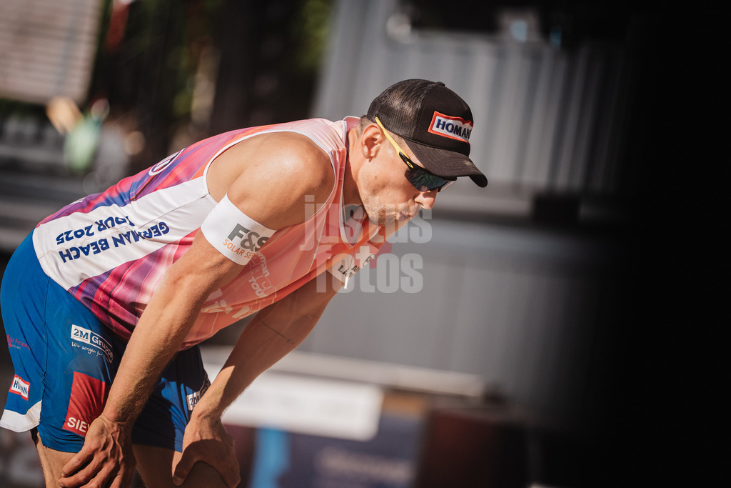 Beachvolleyball | Männer | Allianz German Beach Tour 2025 | Tourstop Düsseldorf | 09.05.2025 | Bennet Poniewaz atmet durch