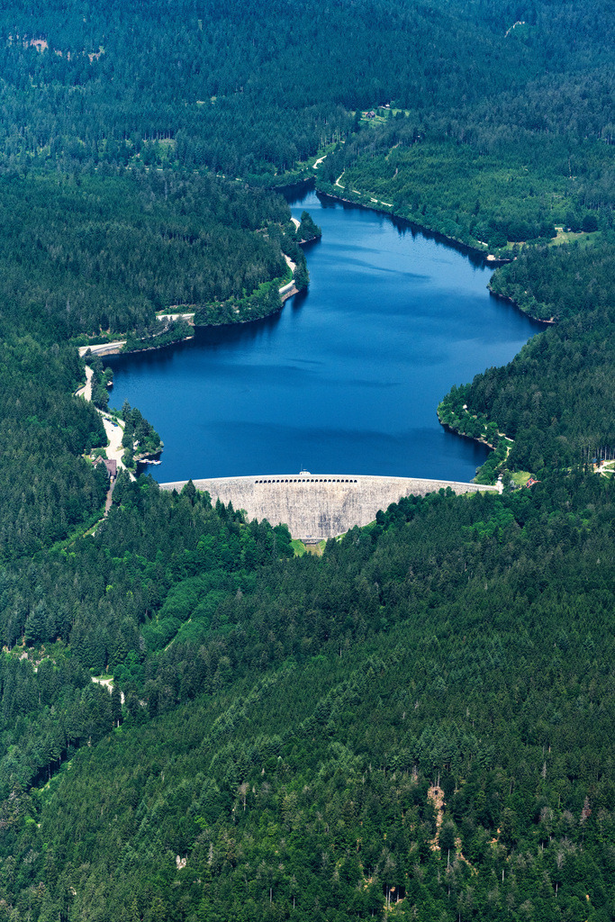 dr__0067273.jpg | FORBACH 17.06.2021 Schwarzenbach Talsperre - Staudamm und Uferbereiche am Stausee Schwarzenbach-Talsperre in Forbach im Bundesland Baden-Württemberg, Deutschland. // Dam and shore areas at the lake Schwarzenbach-Talsperre in Forbach in the state Baden-Wurttemberg, Germany. Foto: Daniel Reiter