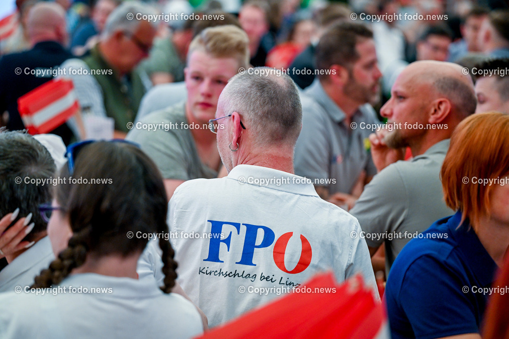 Urfahraner Jahrmarkt_ 1.Mai Kundgebung FPOE_ 01.05.2025-19 | 01.05.2025, Urfahraner Jahrmarkt, AUT, 1.Mai Kundgebung FPOE, im Bild Besucher im Bierzelt der 1.Mai Kundgebung FPOE