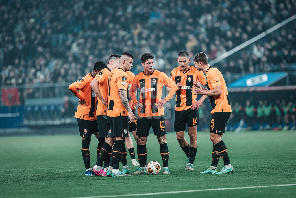 Fußball | Herren | Saison 2023/2024 | Play-Offs Europa League | FC Shakhtar Donetsk (UKR) vs. Olympique Marseille (FRA) | 15.02.2024 | Das Team von Shakhtar berät sich, in der Mitte Georgiy Sudakov (#10, Shakhtar Donetsk)