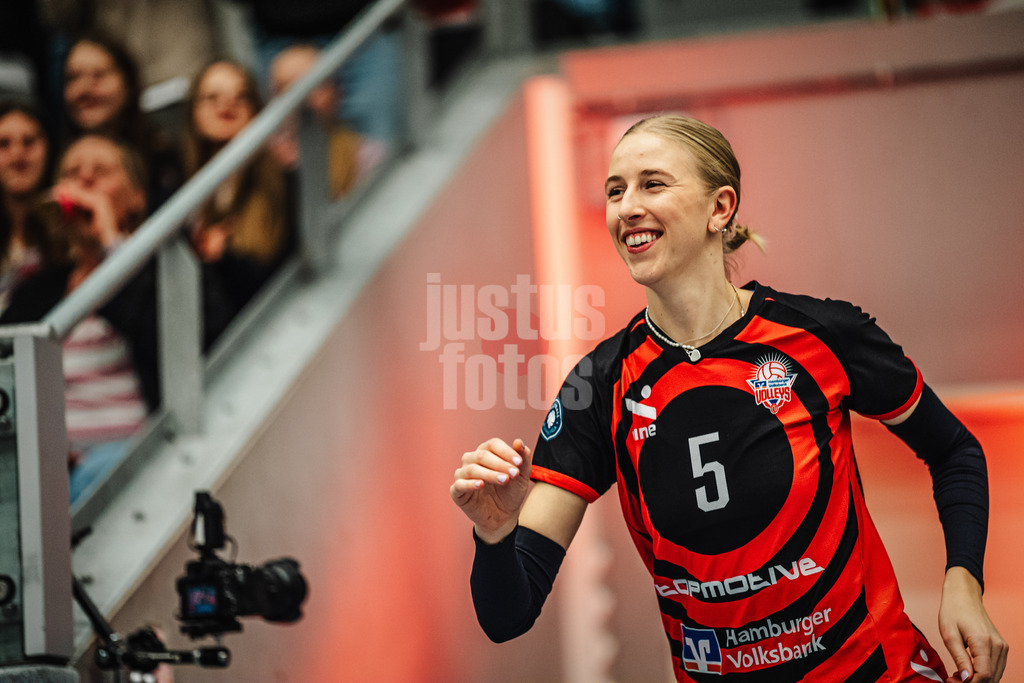 Volleyball | Frauen | Saison 2025/2026 | Volleyball Bundesliga | ETV Hamburger Volksbank Volleys vs. Dresdner SC | 15.11.2025 | Anna Hartig (#5, ETV Hamburger Volksbank Volleys) läuft in die Arena ein