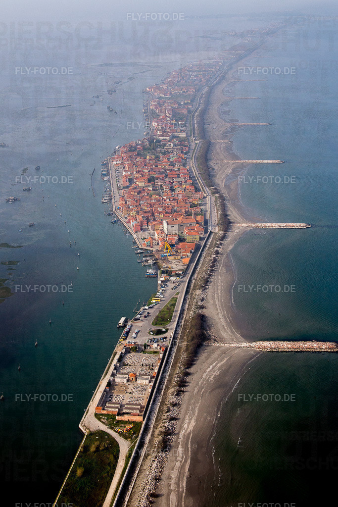 Siedlungsgebiet in Venetien | Luftbild: Siedlungsgebiet in Venetien im Ortsteil Pellestrina in Venedig im Bundesland Metropolitanstadt Venedig in Italien. Foto: IMG_087431.jpg vom 06.04.2016 durch Werner Riehm/FLY-FOTO.de - Realisiert mit Pictrs.com