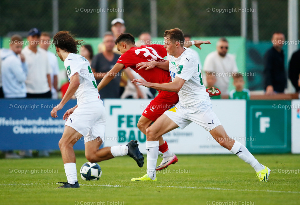 A_LUI_27082025_33 | SPORT,FUSSBALL,UNIQA OOEFB CUP 2.RUNDE,ASKOE OEDT-WSG TIROL 27.08.2025 IM BILD:FILIP BRESKIC  (OEDT) UND MATHAEUS TAFERNER ,BENJAMIN BOECKLE (BEIDE WSG) FOTO:FOTOLUI