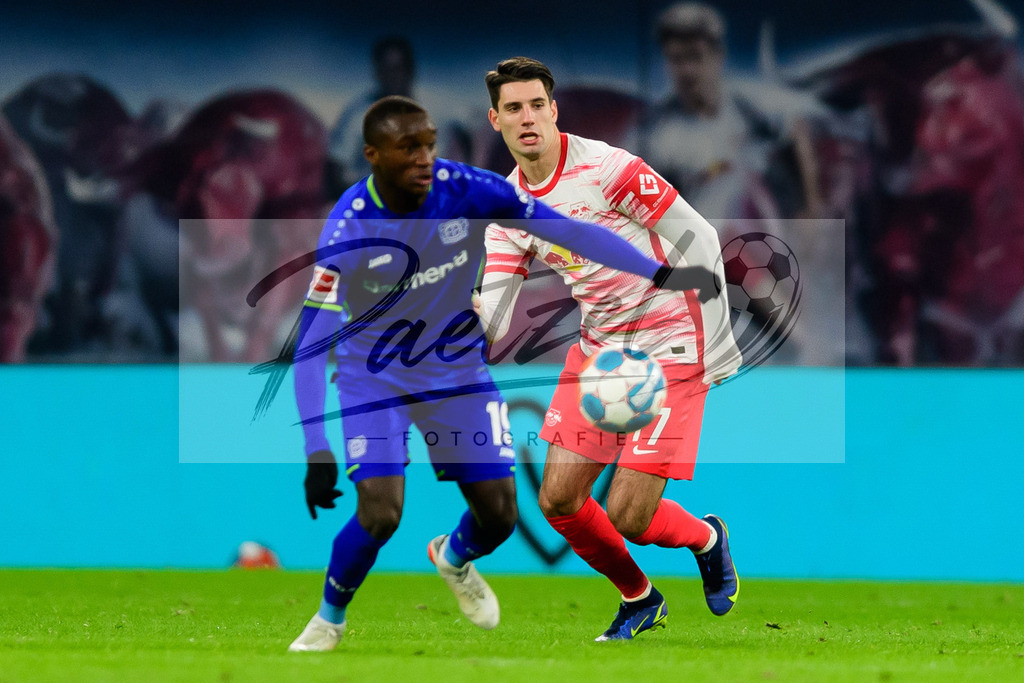 RBLLEV20211128_061 | Fussball, Herren: Moussa Diaby (Bayer 04 Leverkusen) und Dominik Szoboszlai (RB Leipzig) im Zweikampf bei dem Spiel der 1. Bundesliga zwischen RB Leipzig und Bayer 04 Leverkusen in der Red Bull Arena am 28.11.2021 in Leipzig, Deutschland.DFB / DFL REGULATIONS PROHIBIT ANY USE OF PHOTOGRAPHS AS IMAGE SEQUENCES AND/OR QUASI-VIDEO. - Realisiert mit Pictrs.com