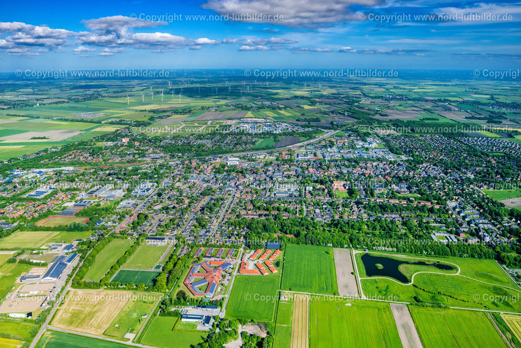 Niebüll_ELS_0299300523 | NIEBüLL 30.05.2023 Stadtgebiet mit Außenbezirken und Innenstadtbereich in Niebüll Nordfriesland im Bundesland Schleswig-Holstein, Deutschland. // City area with outside districts and inner city area in Niebuell North Friesland in the state Schleswig-Holstein, Germany. Foto: Martin Elsen