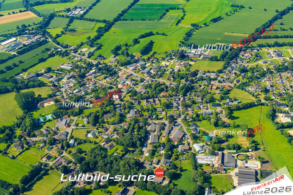 Stadt Dellstedt von Oben- Die Luftaufnahme wurde 2025 vom UL-Flugzeug heraus erstellt ( keine Drohnenaufnahme ) - Hochauflösende Luftaufnahme - für Wandbilder und großformatige Ausdrucke geeignet. Das besondere Geschenk!Hier alle&nbsp;Infos zur Lizenzierung der LuftaufnahmeWir fliegen auch dieses Jahr wieder in Ihre Region um Luftbilder zu erstellen.- Luftbild anfragen