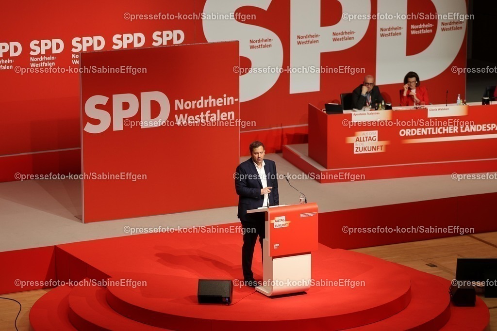 xSEF10052501031 | 10.05.2025, xsefx, Rede des Vizekanzlers und Finanzministers Lars Klingbeil auf dem Landsparteitag der NRWSPD 2025 in der Mercatorhalle in Duisburg mit dem Motto - Aus dem Alltag in die Zukunft