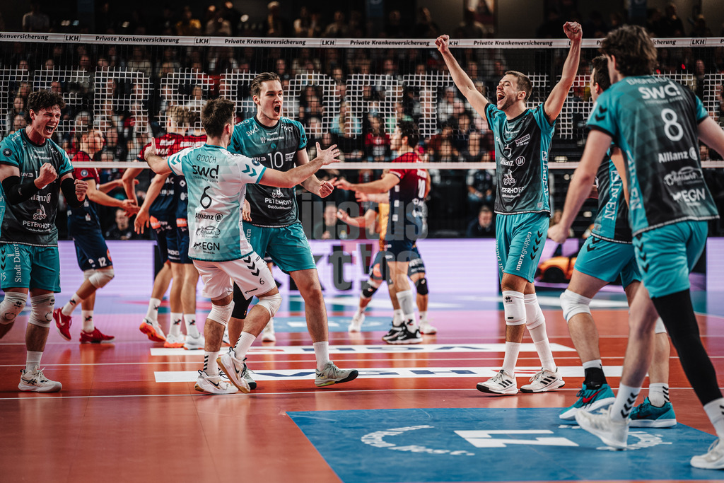 Volleyball | Herren | Saison 2025/2026 | 1. Volleyball Bundesliga Männer | DVV Pokal Halbfinale | SVG Lüneburg vs. SWD powervolleys Düren | 16.12.2025 | Jubel Düren v.l. Zac Hutcheson (#15, SWD powervolleys Düren), Troy Gooch (#6, SWD powervolleys Düren), Petteri Tyynismaa (#10, SWD powervolleys Düren), Joris Berkhout (#3, SWD powervolleys Düren)