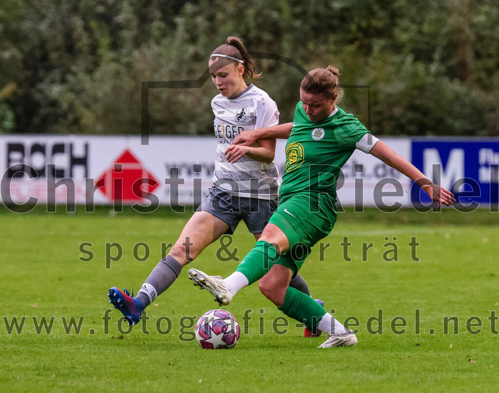 2023-10-07_094_FC_Forstern_gegen_TSV_Schwaben_Augsburg | Forstern, Deutschland, 07.10.2023:
Fußball, Frauen Bayernliga 2023 / 2024, 6. Spieltag, FC Forstern gegen TSV Schwaben Augsburg, Endergebnis: 1:6

Gabriela Grashei (TSV Schwaben Augsburg, #8), Franziska Stimmer (FC Forstern, #9)

Foto: Christian Riedel / fotografie-riedel.net