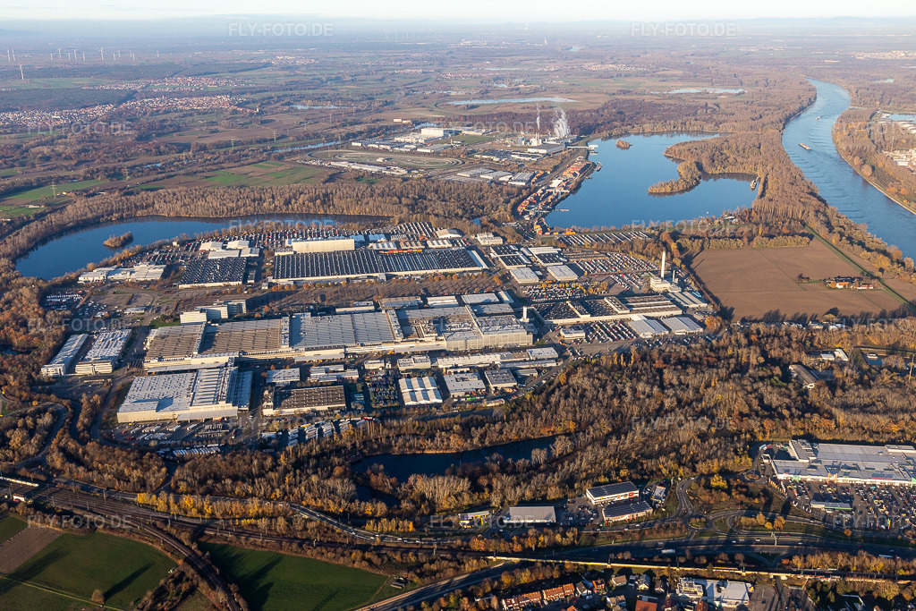 Luftbild: Werksgelände des Daimler Automobilwerk Wörth in Wörth am Rhein im Bundesland Rheinland-Pfalz in Deutschland. Foto: IMG_124008.jpg vom 21.11.2020 durch Werner Riehm/FLY-FOTO.de