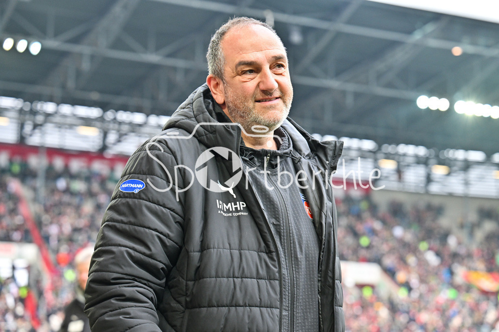 FC Augsburg - 1. FC Heidenheim | AUGSBURG, GERMANY - 15. FEBRUARY: im Bild Frank SCHMIDT Trainer 1. FC Heidenheim / Einzelfoto / Freisteller vor dem Bundesligamatch zwischen dem FC Augsburg und dem 1. FC Heidenheim am 22. Spieltag in der WWK-Arena / DFL REGULATIONS PROHIBIT ANY USE OF PHOTOGRAPHS AS IMAGE SEQUENCES AND/OR QUASI-VIDEO