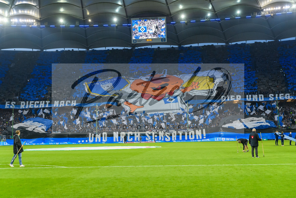 HSVSCF20220419_059 | Fussball, Herren: . Fans von Hamburger SV beim DFB-Pokal-Halbfinalspiel zwischen Hamburger SV und SC Freiburg im Volksparkstadion am 19.04.2022 in Hamburg, Deutschland.DFB / DFL REGULATIONS PROHIBIT ANY USE OF PHOTOGRAPHS AS IMAGE SEQUENCES AND/OR QUASI-VIDEO. - Realisiert mit Pictrs.com