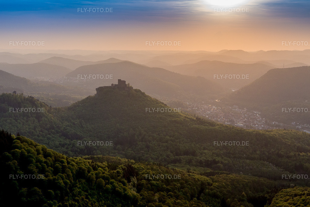 Luftbild: Burganlage der Veste Trifels im Abenddunst über dem Pfälzerwald in Annweiler am Trifels im Bundesland Rheinland-Pfalz in Deutschland. Foto: IMG_106853.jpg vom 21.04.2018 durch Werner Riehm/FLY-FOTO.de