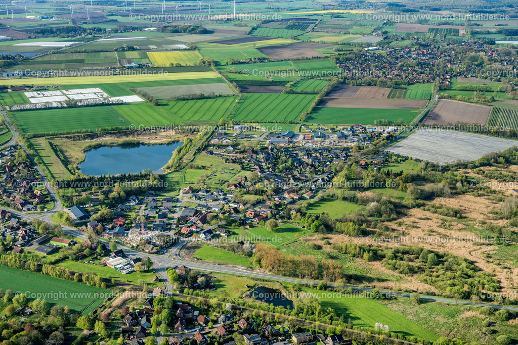 Horneburg_Postmoor_ELS_4857010523 | BLIEDERSDORF 01.05.2023 Ortsansicht der Straßen und Häuser der Wohngebiete in Bliedersdorf "Postmoor" im Bundesland Niedersachsen, Deutschland. // City view of the streets and houses of the residential areas in Bliedersdorf "Postmoor" in the state Lower Saxony, Germany. Foto: Martin Elsen