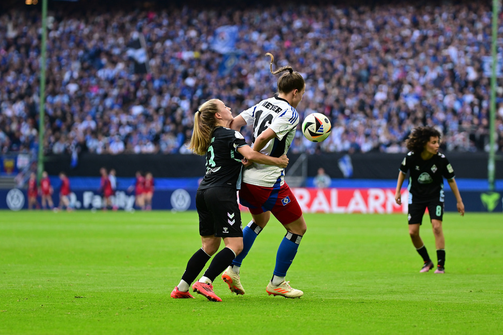 Fußball I Frauen I Saison 2024-2025 I DFB-Pokal I Halbfinale I Hamburger SV - SV Werder Bremen | Der Sportfotograf. - Realisiert mit Pictrs.com