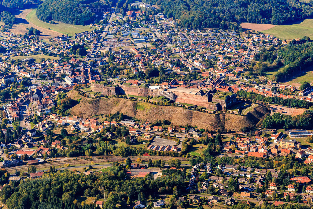 Aerial view: Citadelle de Bitche from the east in Bitsch in the state Moselle, France. – Photo: IMG_095149.jpg taken on 10/16/2016 by Werner Riehm/FLY-FOTO.com – Resolution of the original: 5472 x 3648 px