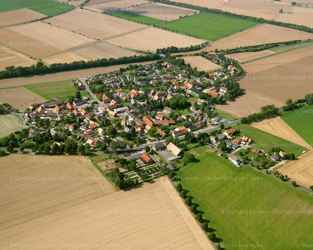2638777 | BEINUM 23.08.2006 Landwirtschaftliche Nutzflächen und Feldgrenzen  umsäumen das Siedlungsgebiet des Dorfes in Beinum im Bundesland Niedersachsen, Deutschland // Agricultural land and field boundaries surround the settlement area of the village  in Beinum in the state Lower Saxony, Germany Foto: Gerhard Launer