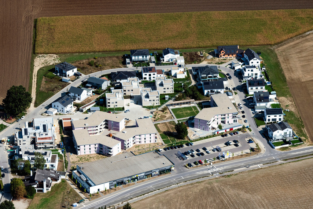 dr__0097221.jpg | INGOLSTADT 25.08.2022 Wohngebiet der Mehrfamilienhaussiedlung an der Lindewiesener Straße in Ingolstadt im Bundesland Bayern, Deutschland. // Residential area of the multi-family house settlement on street Lindewiesener Strasse in Ingolstadt in the state Bavaria, Germany. Foto: Daniel Reiter