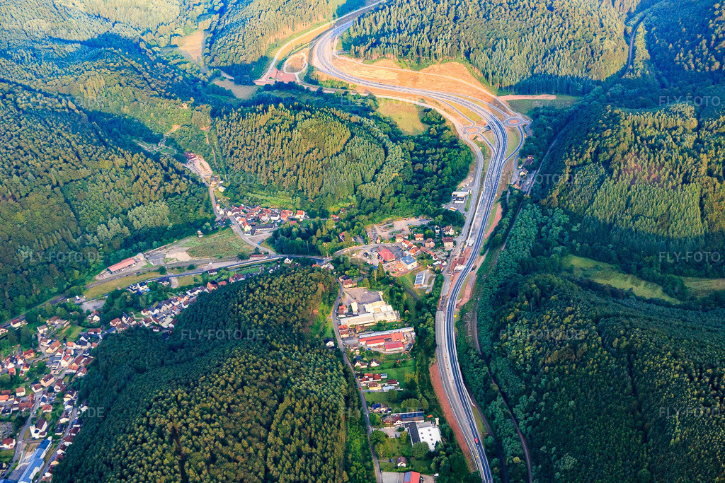 Luftbild: Ortsteil Kaltenbch im Wieslautertal des Pfälzerwald von Osten in Hinterweidenthal im Bundesland Rheinland-Pfalz in Deutschland. Foto: IMG_091881.jpg vom 16.07.2016 durch Werner Riehm/FLY-FOTO.de