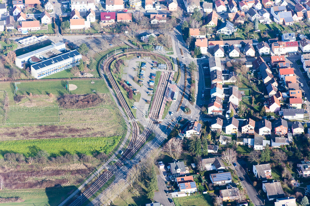 Luftbild: Park and Ride Parkplatz an der S-Bahn-Endhaltestelle Spöck Richard-Hecht-Schule im Ortsteil Spöck in Stutensee im Bundesland Baden-Württemberg in Deutschland. Foto: IMG_085319.jpg vom 19.12.2015 durch Werner Riehm/FLY-FOTO.de