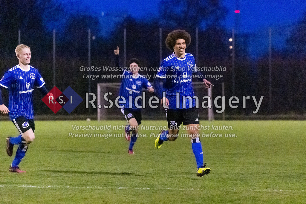 Fußball, Saison 2022/23, Regionalliga Nord, Hamburger SV II (U21) - SV Drochtersen/Assel, Sportpark Eimsbüttel (Hamburg), 05.04.2023, 24. Spieltag | Jonah Fabisch (#6, HSV II, Teamkapitän, Torschütze) und seine Mitspieler freuen sich über den Führungstreffer im Spitzenduell