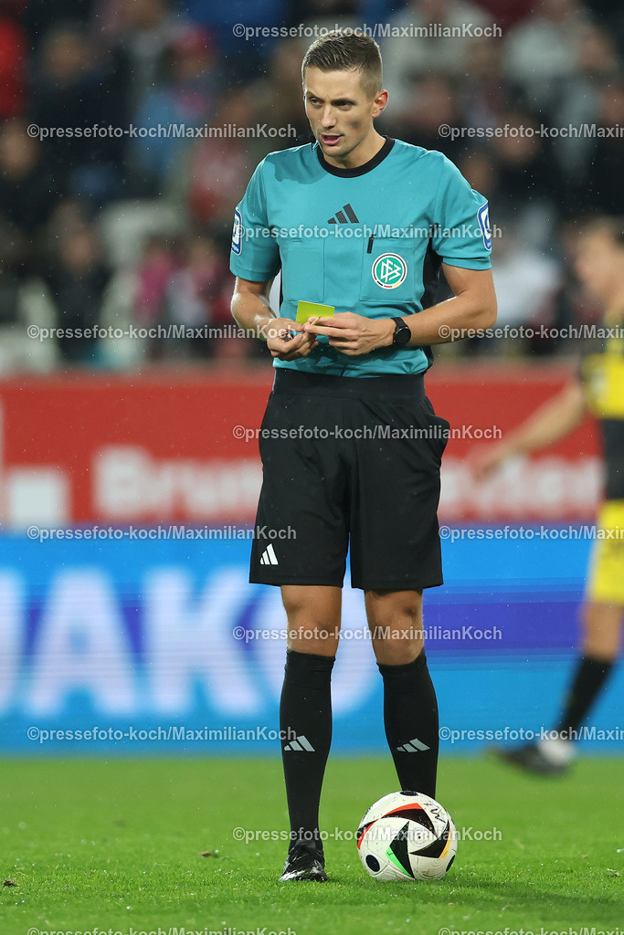 RWE3Liga25092402090 | 25.09.2024, Essen, Fußball,  Rot-Weiss Essen – Borussia Dortmund II (U23), bwin 3. Liga Herren, Stadion an der Hafenstraße, 7. Spieltag Saison 2024 2025: Schiedsrichter Felix Bickel gestikulierend mit gelber Karte DFB regulations prohibit any use of photographs as image sequences and or quasi-video.