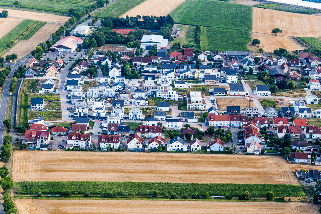 Luftbild: Neubaugebiet Am Römerberg im Ortsteil Heiligenstein in Römerberg im Bundesland Rheinland-Pfalz in Deutschland. Foto: IMG_109067.jpg vom 19.07.2018 durch Werner Riehm/FLY-FOTO.de