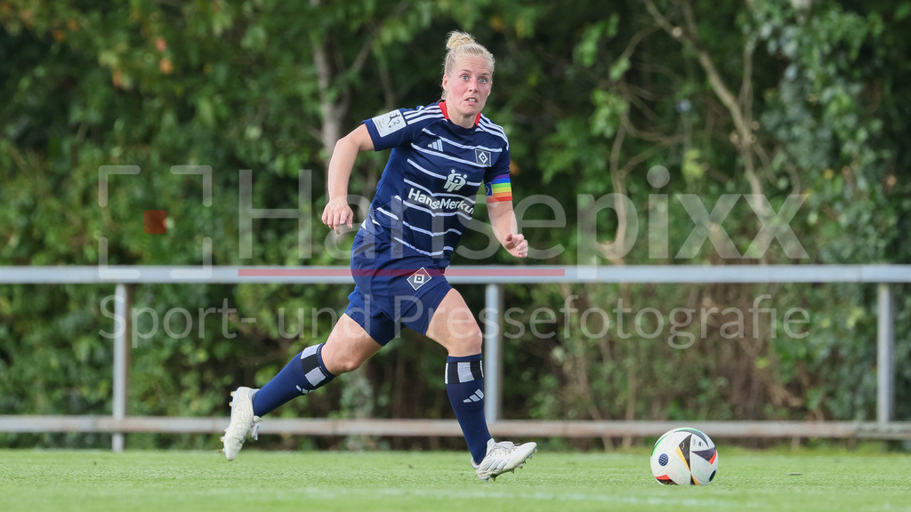Fussball, Testspiel Frauen, Hamburger SV - SV Werder Bremen | v.li.: Sarah Stöckmann (Hamburger SV, 22) am Ball, Freisteller, Einzelbild, Ganzkörper, Aktion, Action, Spielszene