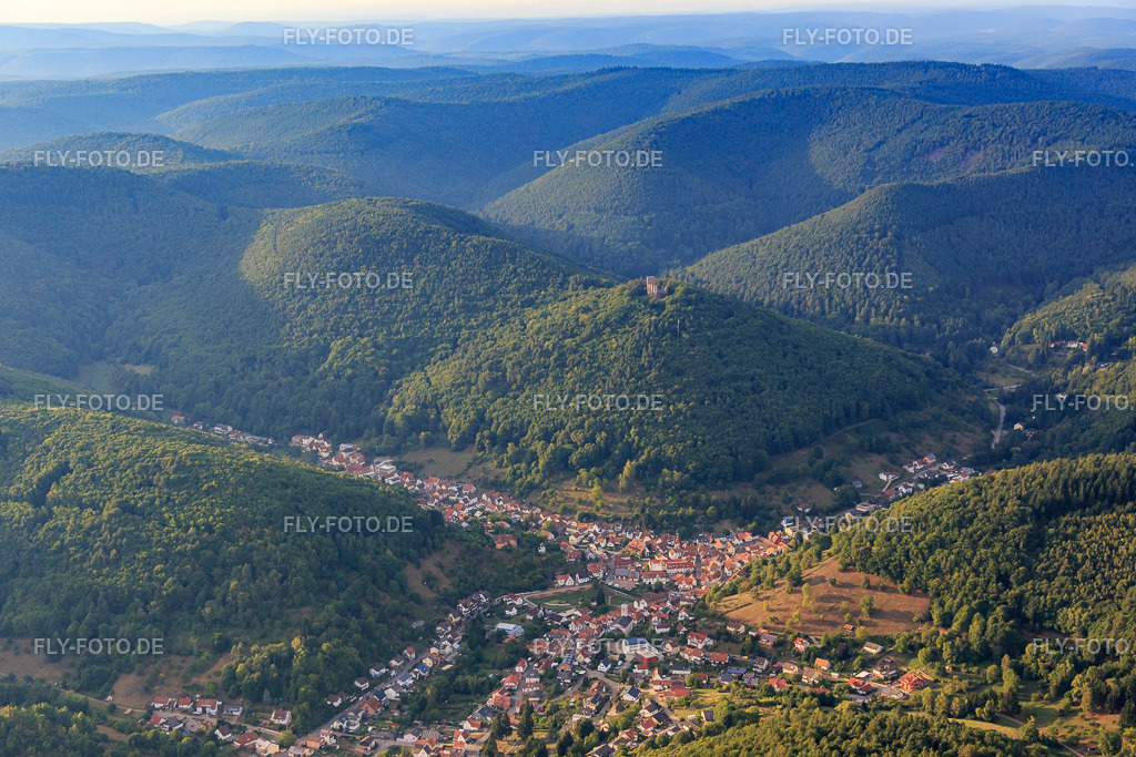 Burgruine Ramburg auf dem Ramberg über dem Ort http://www.ramberg.de/ramburg/ | Luftbild: Burgruine Ramburg auf dem Ramberg über dem Ort http://www.ramberg.de/ramburg/ in Ramberg im Bundesland Rheinland-Pfalz in Deutschland. Foto: IMG_084122.jpg vom 29.08.2015 durch Werner Riehm/FLY-FOTO.de - Realisiert mit Pictrs.com
