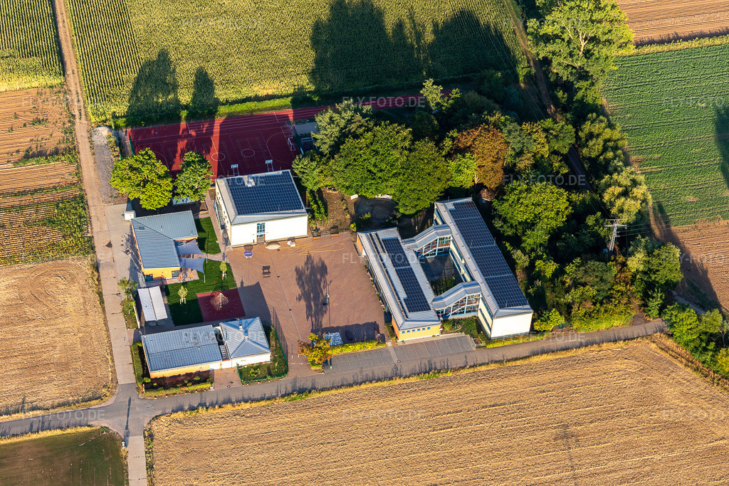 Luftbild: Gäuschule in Böbingen im Bundesland Rheinland-Pfalz in Deutschland. – Foto: IMG_133806.jpg vom 16.08.2022 durch Werner Riehm/FLY-FOTO.de – Auflösung des Originals: 5472 x 3648 px – Gäuschule | Gäuschule