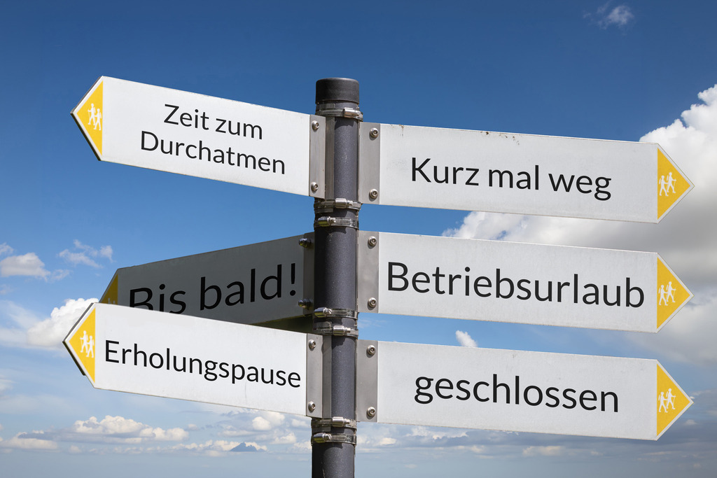 Betriebsurlaub Bild | Freigestelltes Wanderschild vor blauem Himmel zeigt in verschiedene Richtungen mit Begriffen zum Thema BETRIEBSURLAUB - Realisiert mit Pictrs.com