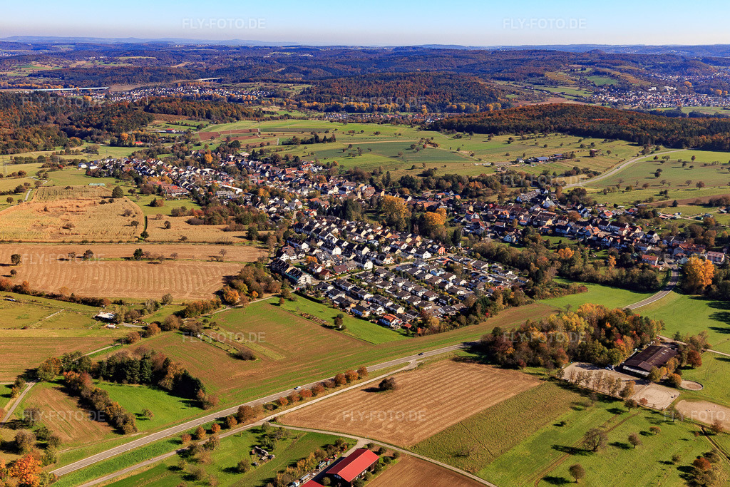 Luftbild: Ortsansicht von Südwesten im Ortsteil Auerbach in Karlsbad im Bundesland Baden-Württemberg in Deutschland. Foto: IMG_129938.jpg vom 24.10.2021 durch Werner Riehm/FLY-FOTO.de