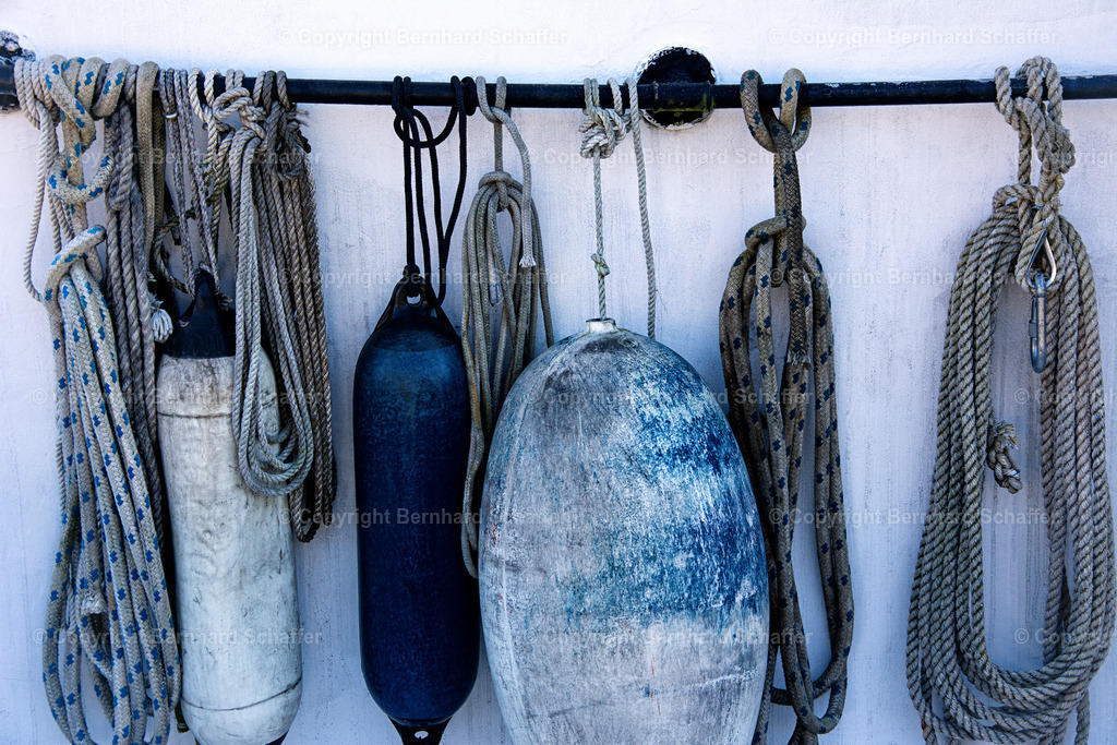 Schiffsausrüstung | Poller und Seile einer Schiffsausrüstung hängen an einer Bootswand. - Realisiert mit Pictrs.com