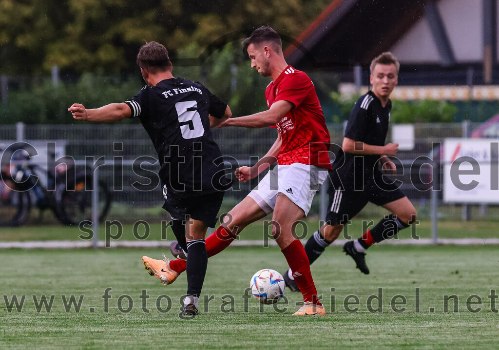 2023-08-25_092_FC_Finsing_gegen_FC_Lengdorf | Finsing, Deutschland, 25.08.2023:
Fußball, Kreisliga 2023 / 2024, 6. Spieltag, FC Finsing gegen FC Lengdorf, Endergebnis: 5:0

Leonhard Hölzl (FC Finsing, #5), Florian Thieme (FC Lengdorf, #5)

Foto: Christian Riedel / fotografie-riedel.net