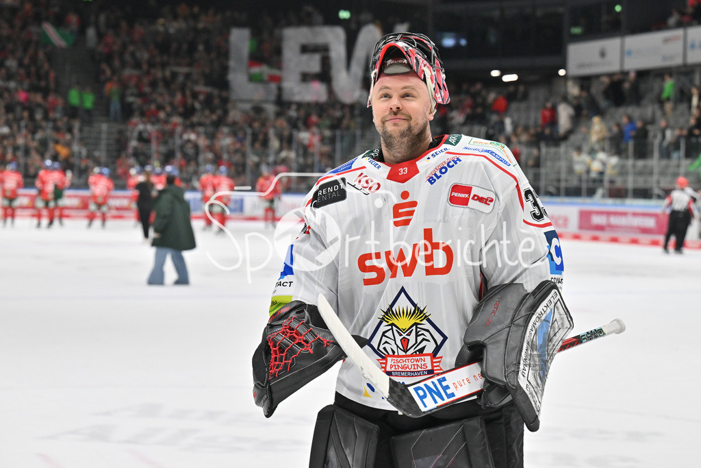 Augsburger Panther - Fischtown Bremerhaven | AUGSBURG, GERMANY - 25. JANUARY: die Spieler der Gäste feiern zusamen mit den Fans den 2-1 Auswärtssieg in Augsburg nach dem Match zwischen den Augsburger Panthern und den Fischtown Pinguins am 43. Spieltag der Penny DEL im Curt Frenzel Stadion / Julius HUDACEK (Fischtown Bremerhaven 33)